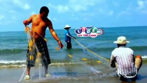 Ngủ mơ thấy kéo lưới bắt cá đánh con gì dễ trúng?